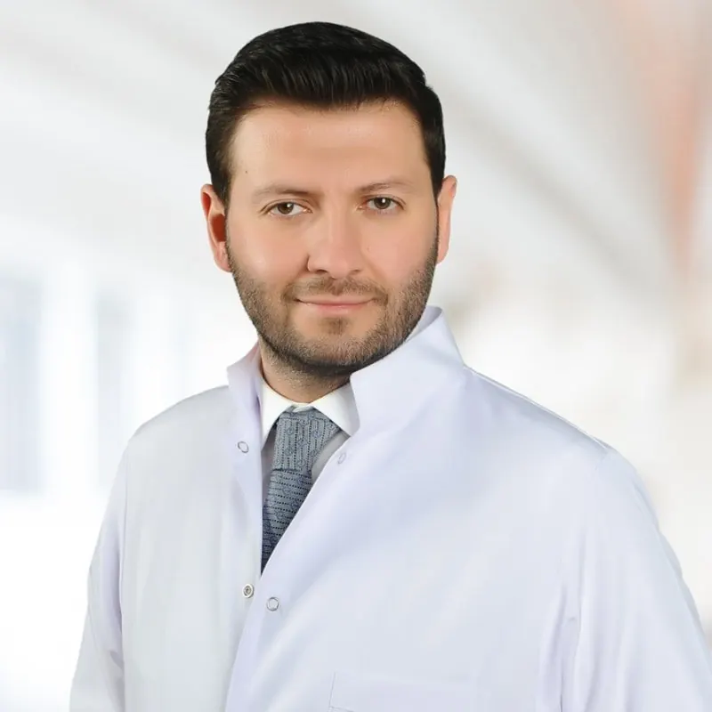 Doç. Dr. Ali Gürsoy, beyaz önlüklü portre
